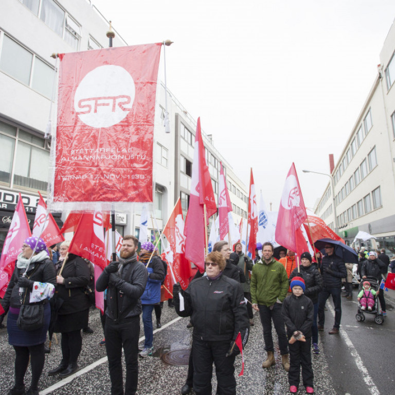 Fánar SFR - stéttarfélags í almannaþágu voru áberandi í göngunni eins og áður.