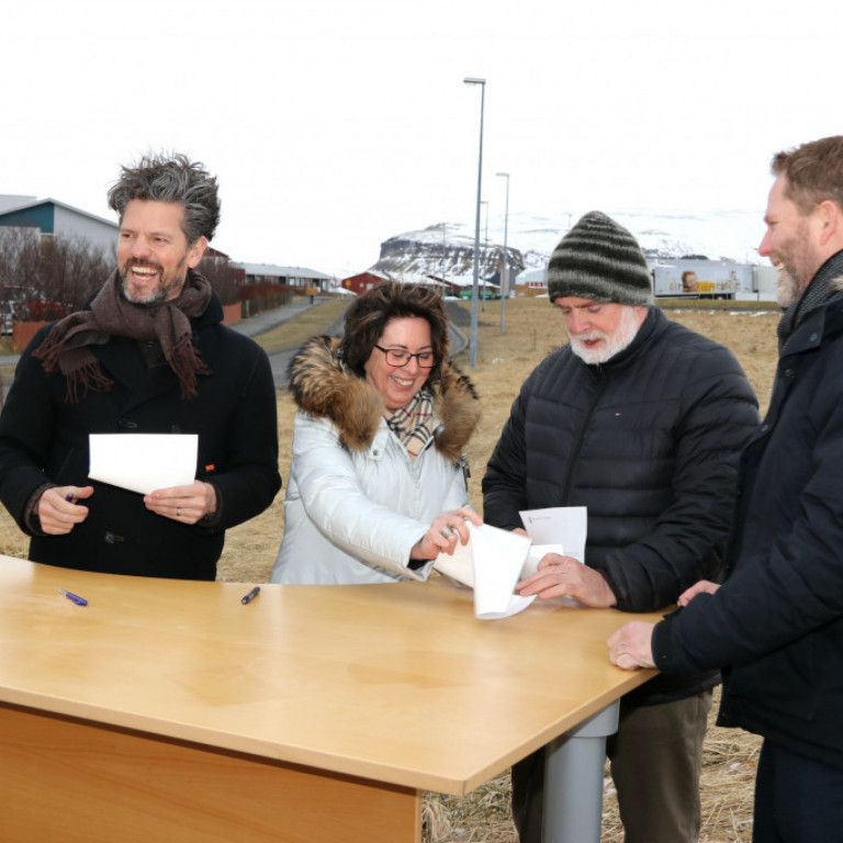 Létt var yfir fólki við undirritunina við Móaveg í Grafarvogi. Frá vinstri eru Dagur B. Eggertsson, borgarstjóri, Elín Björg Jónsdóttir formaður BSRB, Gylfi Arnbjörnsson, forseti ASÍ og Björn Traustason, framkvæmdastjóri Bjargs.