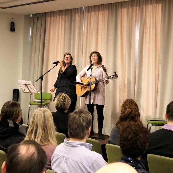 Hljómsveitin Eva mætti á svæðið og fjallaði um kulnun á sinn einstaka hátt.