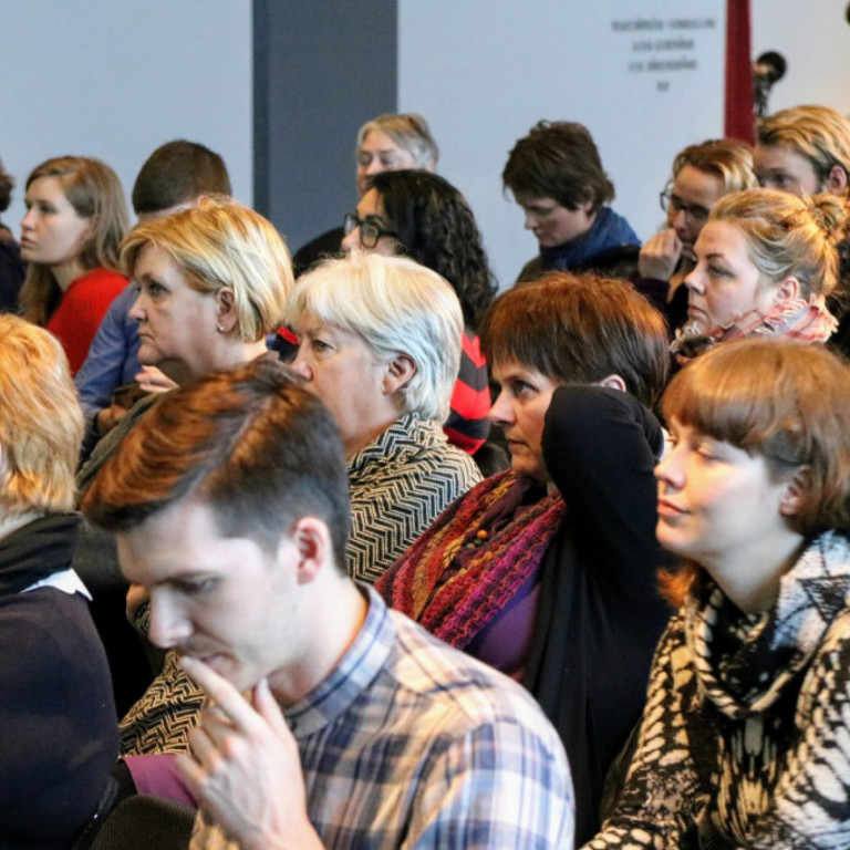 Fundinum var streymt beint á netinu og fylgdust um 500 manns með því sem fram fór í gegnum netið.
