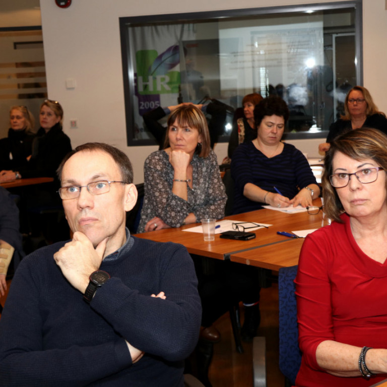 Karl Rúnar Þórsson, formaður menntanefndar BSRB, og Elín Björg Jónsdóttir, formaður BSRB, fylgjast með umræðum á menntadeginum.