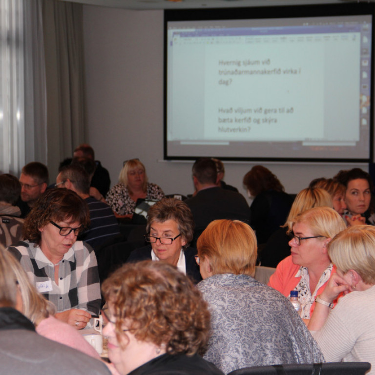 Eftir hádegi var trúnaðarmönnum skipt í minni hópa sem fjölluðu um ýmis málefni.