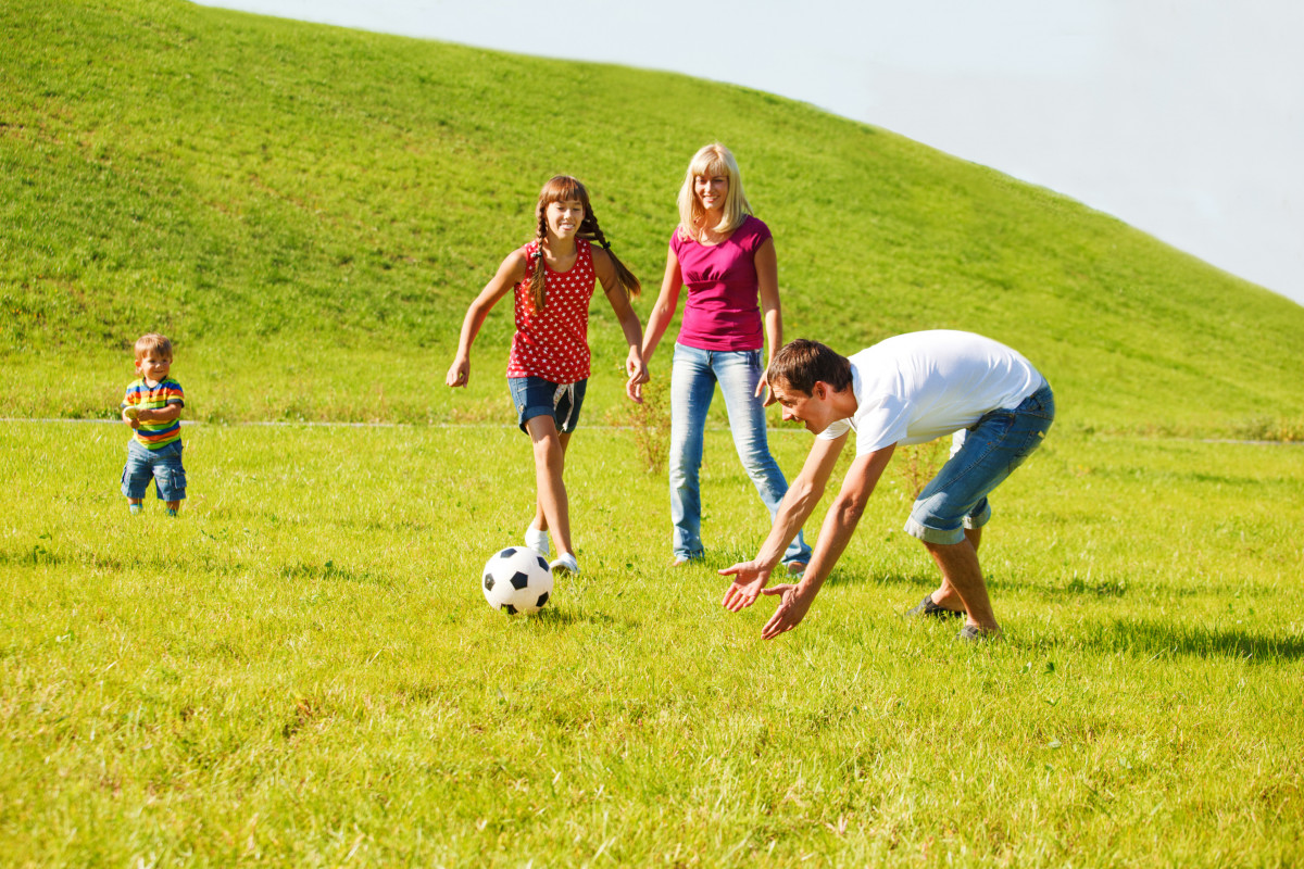 Mom balls. Активные игры для всей семьи. Игры на газоне с семьей. Игры детей с родителями. Родители играют с детьми.