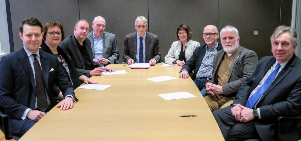 Formaður BSRB og fyrsti varaformaður BSRB undirrituðu samkomulagið ásamt fulltrúum ASÍ, Reykjavíkurb…