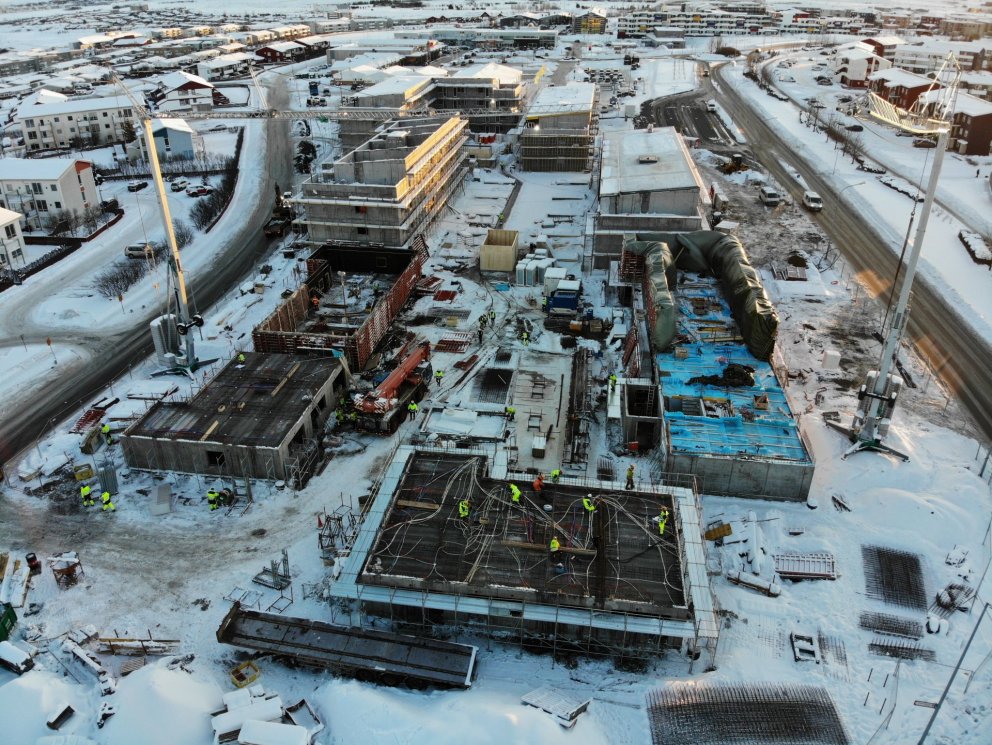 Íbúðir í fyrsta húsi Bjargs sem rís við Móaveg í Grafarvogi verða afhentar 1. júlí næstkomandi.