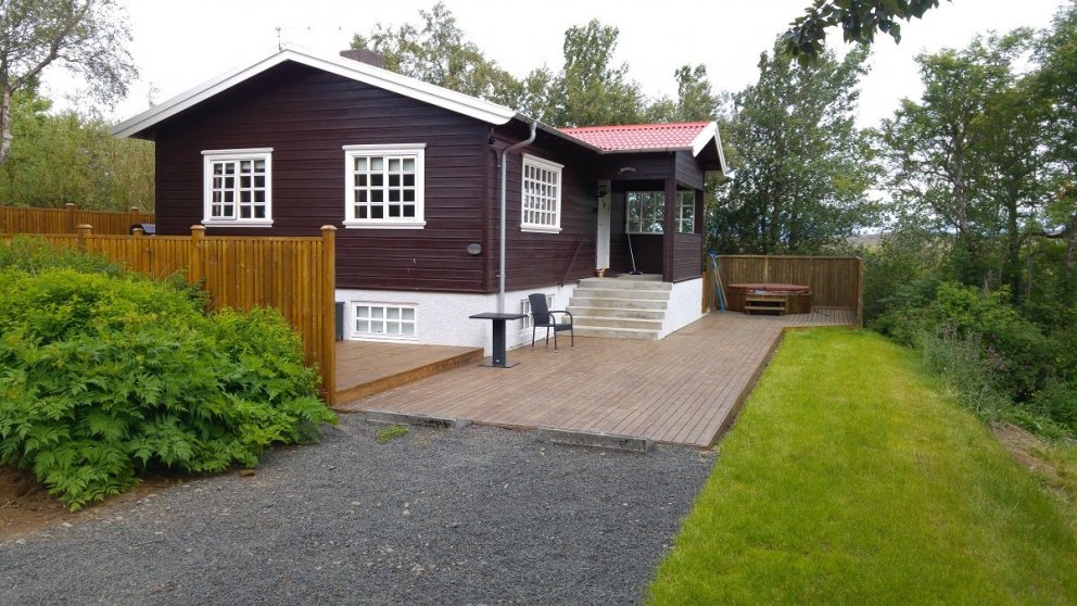 Birkihlíð er tveggja hæða orlofshús í Munaðarnesi.