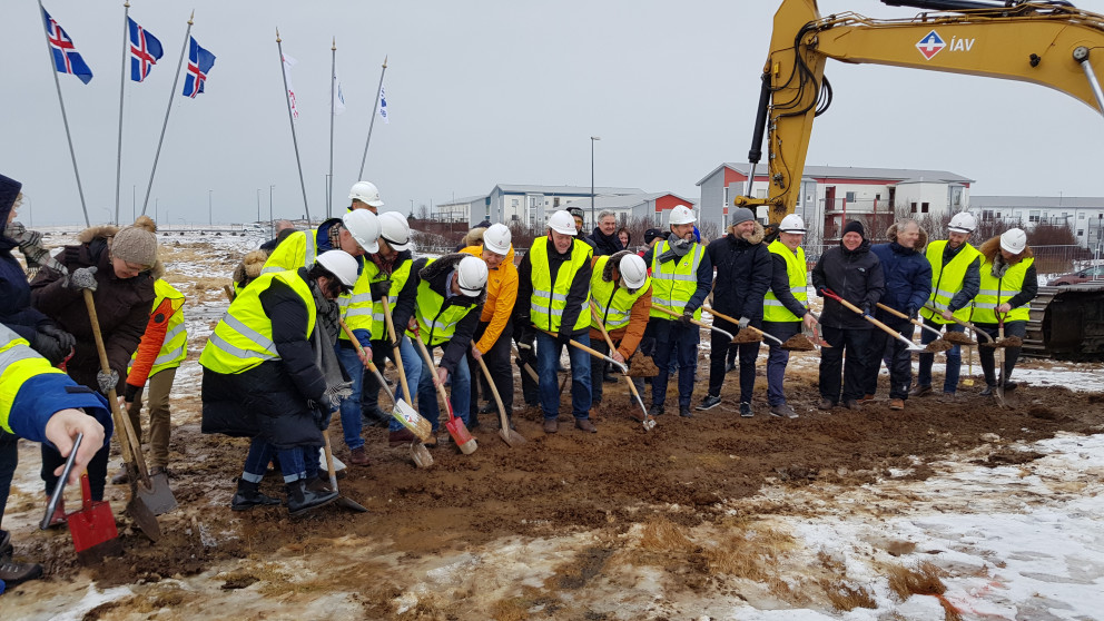 Stór hópur félaga BSRB og ASÍ mætti í Spöngina í Grafarvogi í dag til að taka fyrstu skóflustungurna…