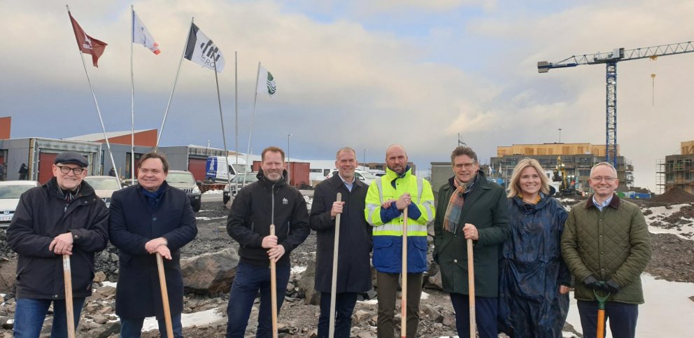 Forsvarsmenn Bjargs og Búseta ásamt bæjarstjóra og öðrum fulltrúum Garðabæjar tóku fyrstu skóflustun…