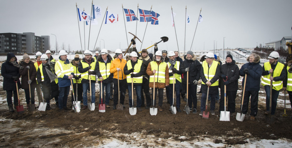 Teknar hafa verið fyrstu skóflustungur að íbúðakjörnum Bjargs íbúðafélags á tveimur lóðum í Reykjaví…