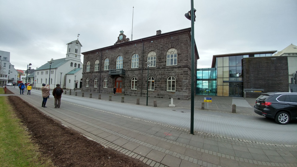 Alþingi skipar þrjá af fimm aðalmönnum í kjararáði. Forsætisráðherra skipar þann fjórða, en sá fimmt…