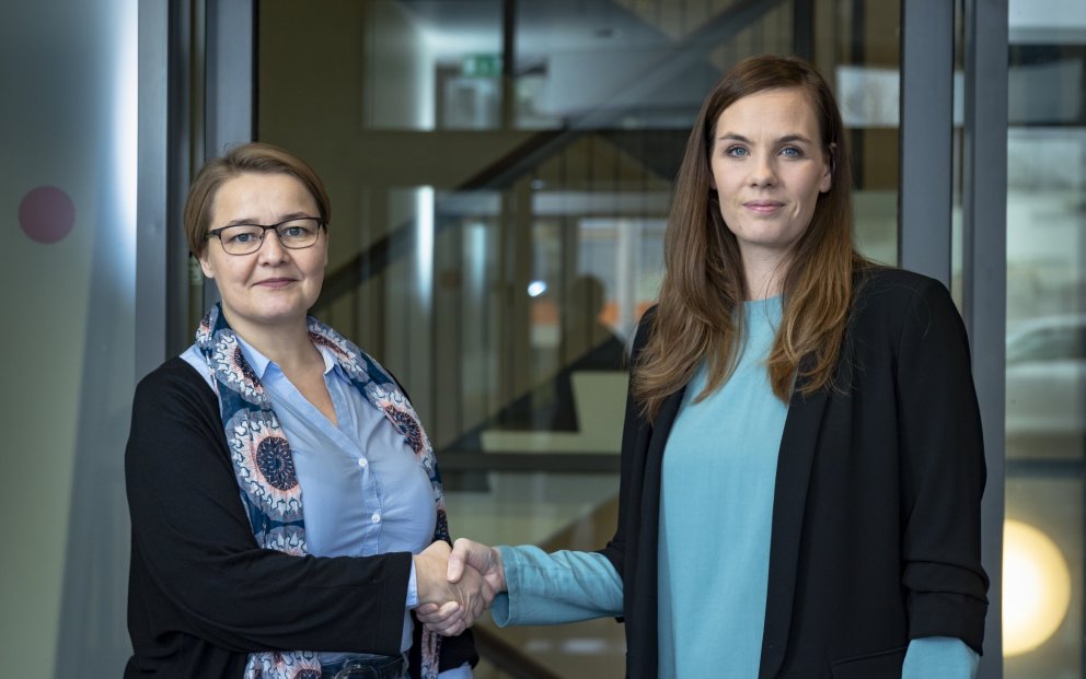 Sonja Ýr Þorbergsdóttir, formaður BSRB, og Drífa Snædal, forseti ASÍ, handsöluðu samkomulag um ranns…