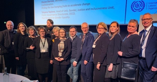 Hluti af kennurum og nemendum við Genfarskólann í gegnum tíðina samankomin á ráðstefnu á vegum ILO o…