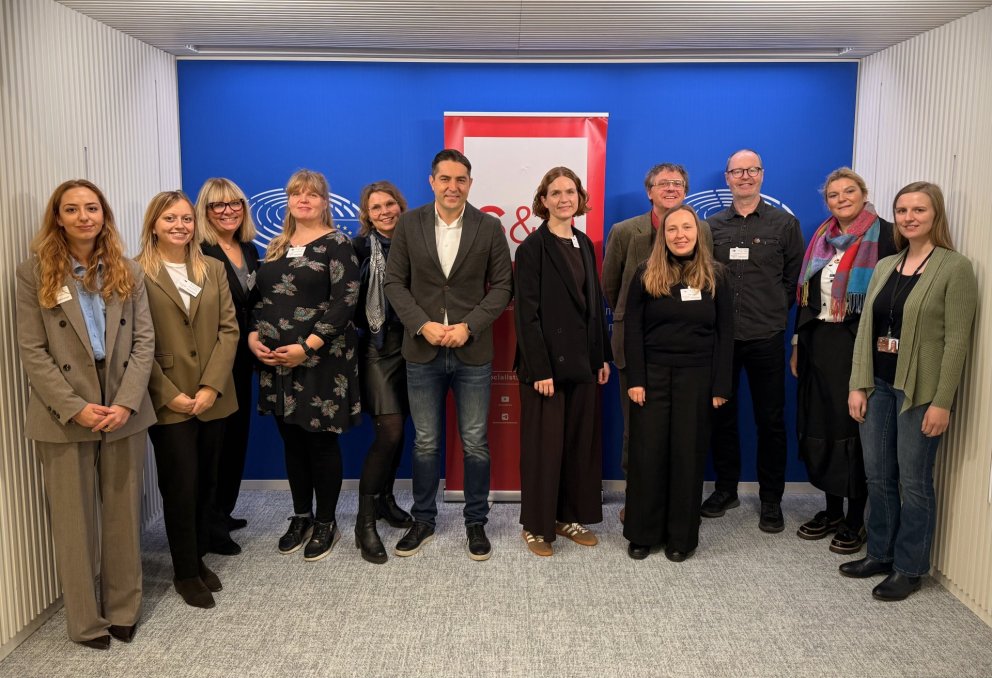 Sendinefndin ásamt þremur starfsmönnum Evrópuskrifstofu Friedrich Ebert Stiftung