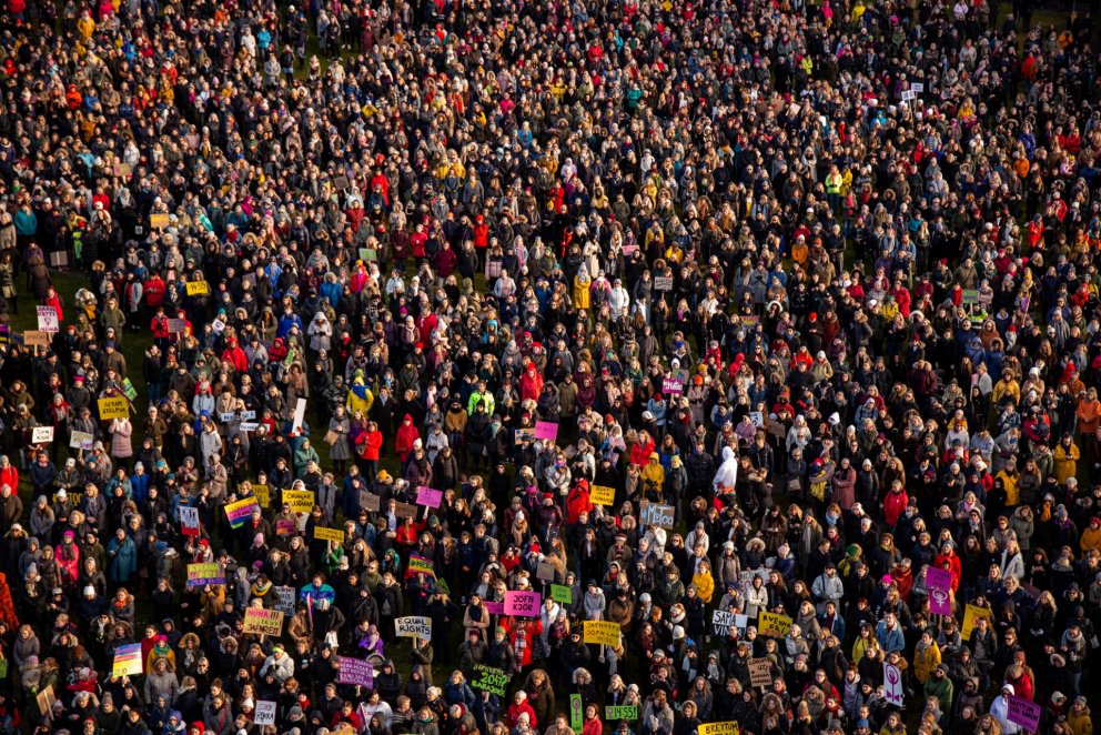 Gríðarlegur fjöldi kvenna gekk út af vinnustöðum og fjölmennti á baráttu- og samstöðufundi víða um l…