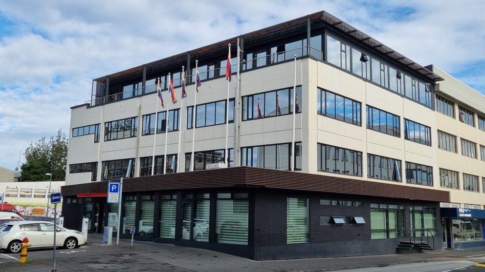 Regnbogafánarnir blakta við hún við höfuðstöðvar BSRB þó ekki sé miklum vindi fyrir að fara þessa da…