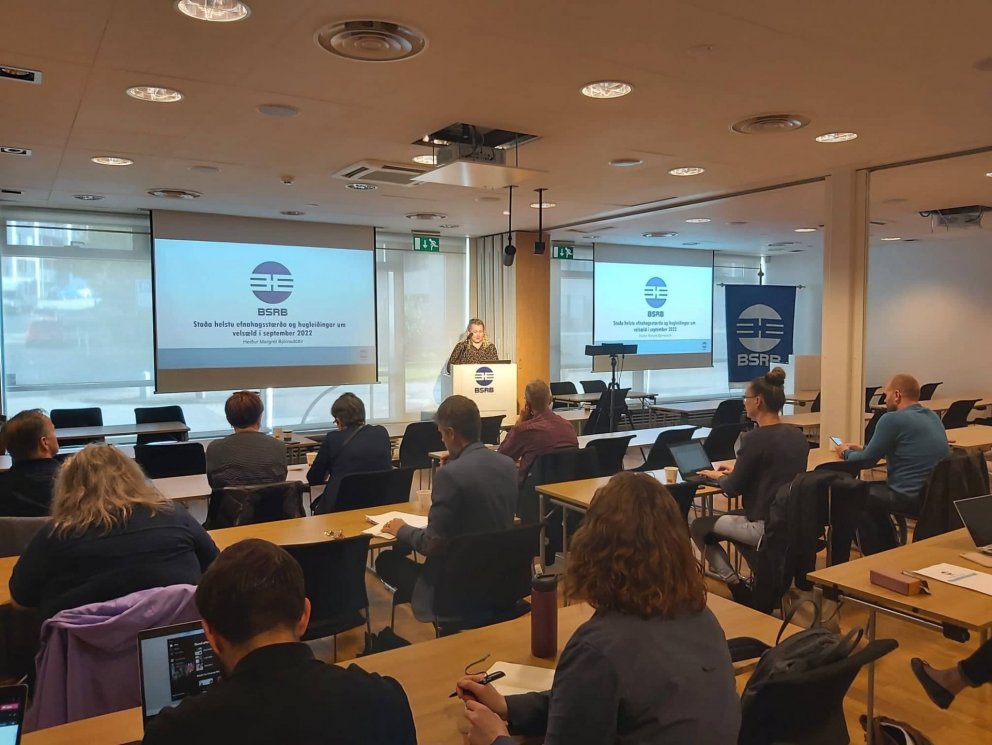 Heiður Margrét Björnsdóttir hagfræðingur BSRB kynnir helstu efnahagsstærðir á fundi samningseininga …