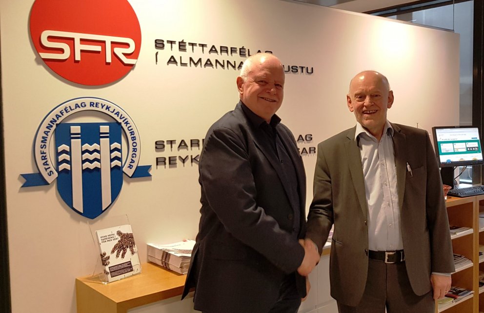 Garðar Hilmarsson (t.v.), formaður St.Rv. og Árni Stefán Jónsson, formaður SFR, fögnuðu niðurstöðunn…
