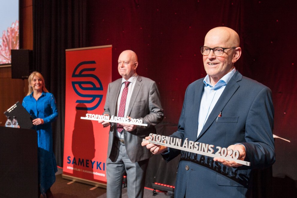 Árni Stefán Jónsson, formaður Sameykis (til hægri) og Garðar Hilmarsson, varaformaður Sameykis, afhe…