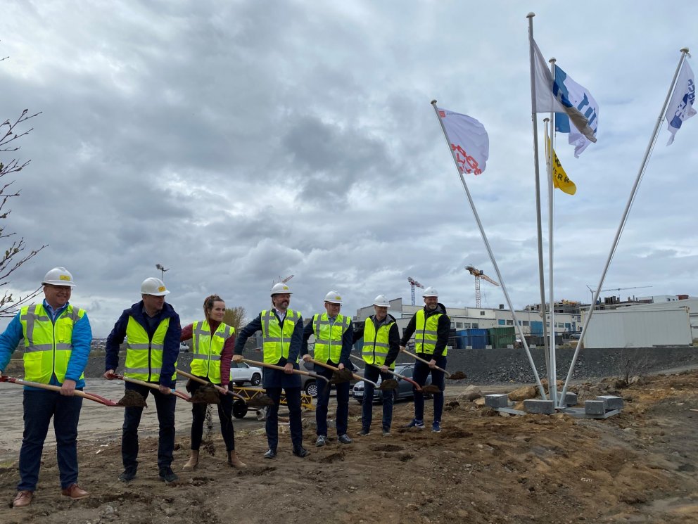 Fyrstu skóflustungurnar að nýjum íbúðakjarna Bjargs í Vogabyggð var tekin í blíðskaparveðri í gær.