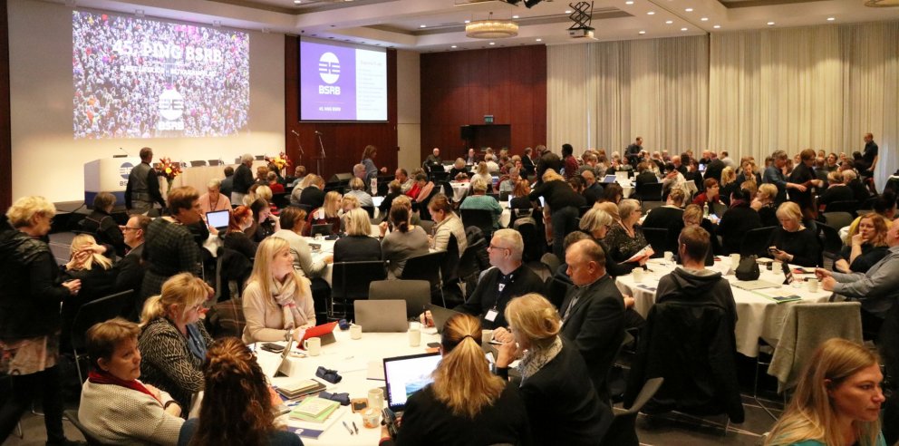 45. þing BSRB samþykkti nýja stefnu bandalagsins sem unnin var á þinginu.