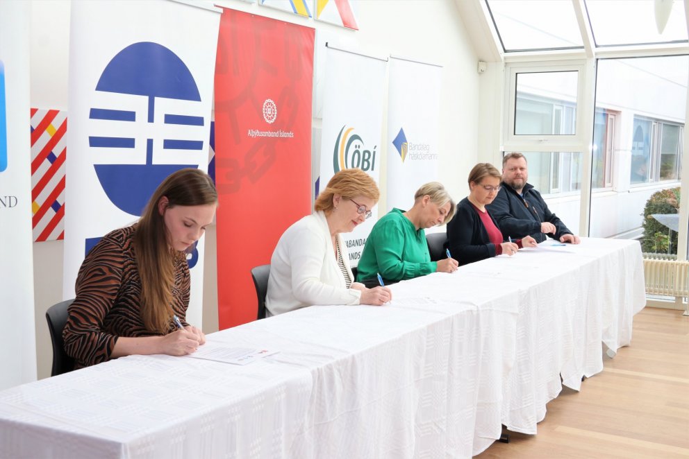 Forystufólk verkalýðshreyfingarinnar og formaður Öryrkjabandalags Íslands skrifuðu undir yfirlýsingu…