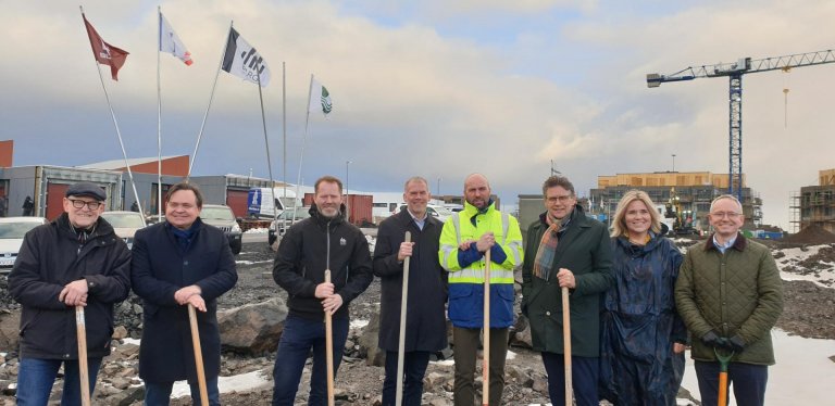 Forsvarsmenn Bjargs og Búseta ásamt bæjarstjóra og öðrum fulltrúum Garðabæjar tóku fyrstu skóflustun…