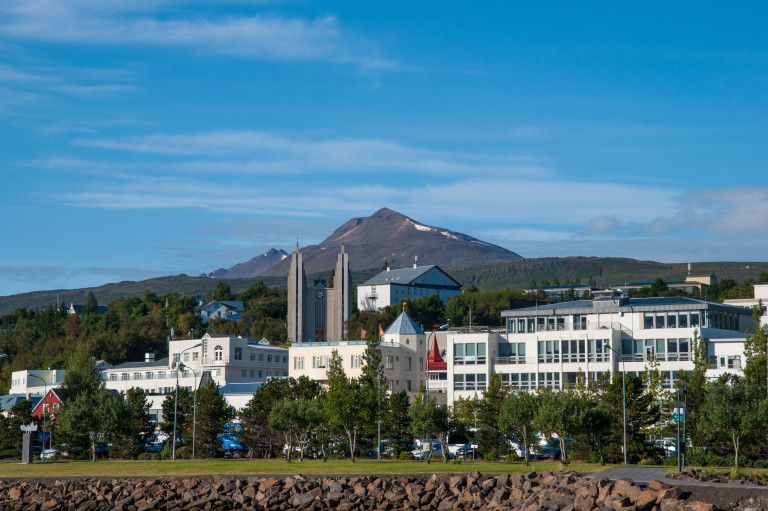 Héraðsdómur féllst ekki á að vinnuveitandi gæti flutt starfsstöð starfsmannsins milli landshluta og …