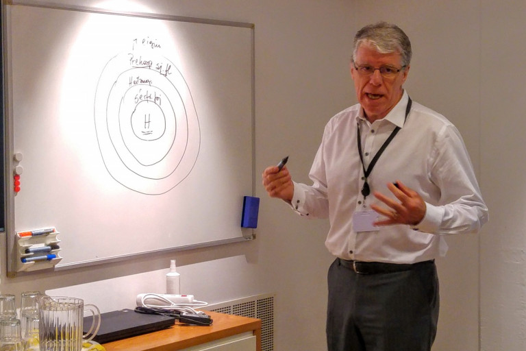 Einkarekstur sloppið við niðurskurð