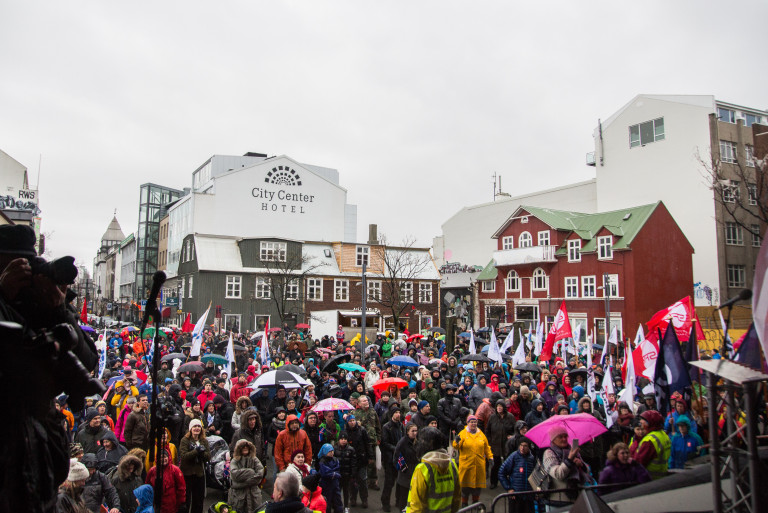 Það rigndi hressilega á þá sem tóku þátt í kröfugöngu í Reykjavík og víðar á Suður- og Vesturlandi. …