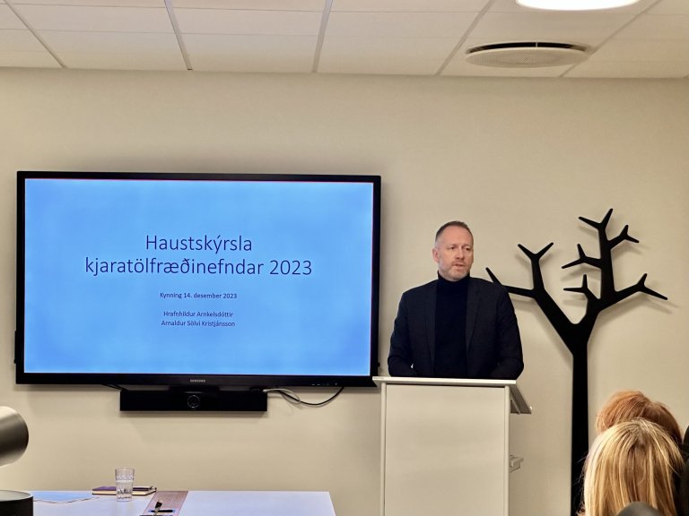 Guðmundur Ingi Guðbrandsson, félagsmála- og vinnumarkaðsráðherra, ræddi skýrsluna á kynningarfundinu…