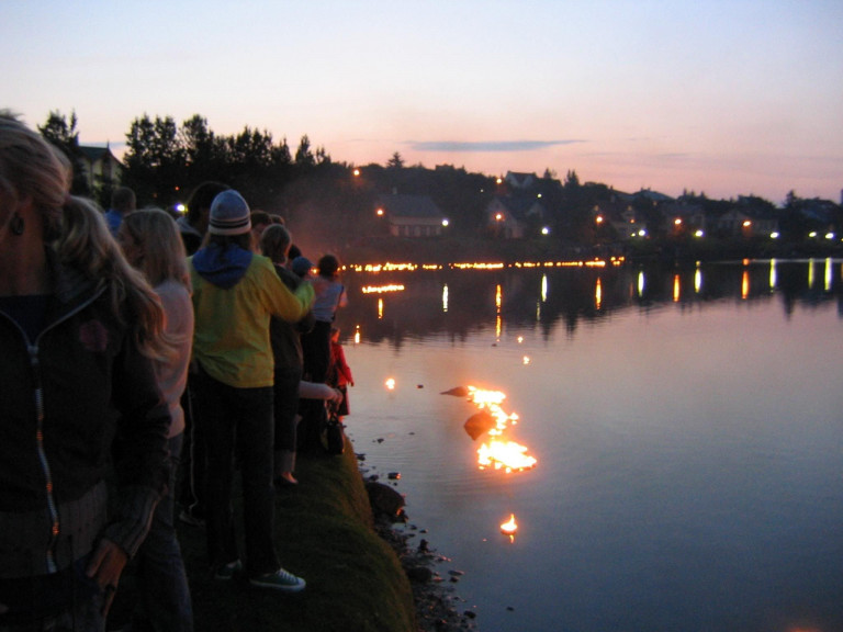 Kertafleyting í Reykjavík og á Akureyri