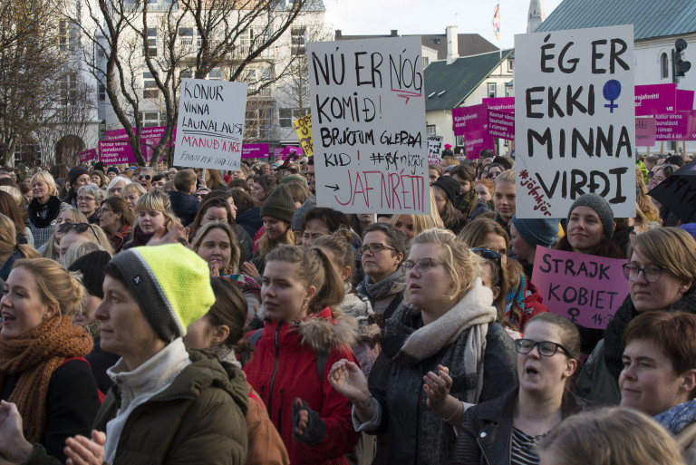 Konur mótmæltu kynbundnum launamuni með því að ganga út af vinnustöðum 24. október í fyrra.