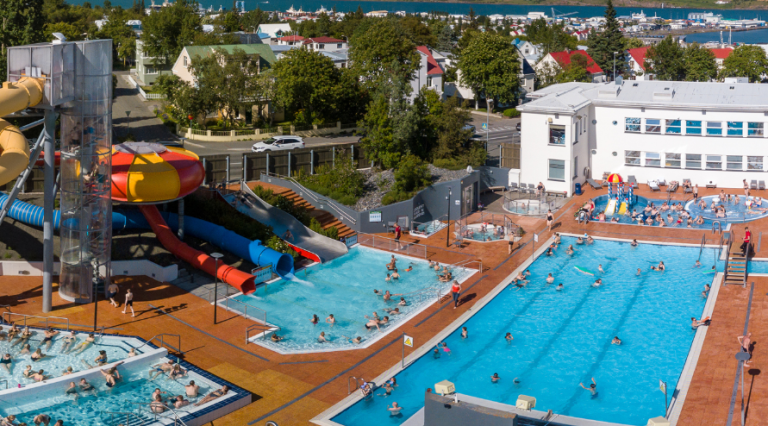 Vinsælar sundlaugar í lamasessi um helgina