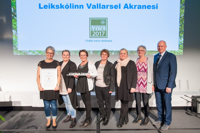 Garðar Hilmarsson, formaður Starfsmannafélags Reykjavíkurborgar, afhenti fulltrúum frá leikskólanum …