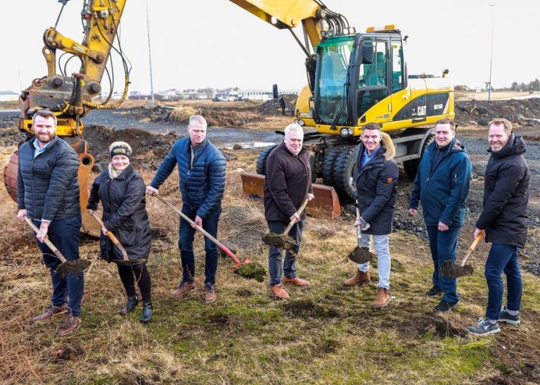 Vaskur hópur tók fyrstu skóflustungurnar að nýju fjölbýlishúsi Bjargs á Þorlákshöfn.