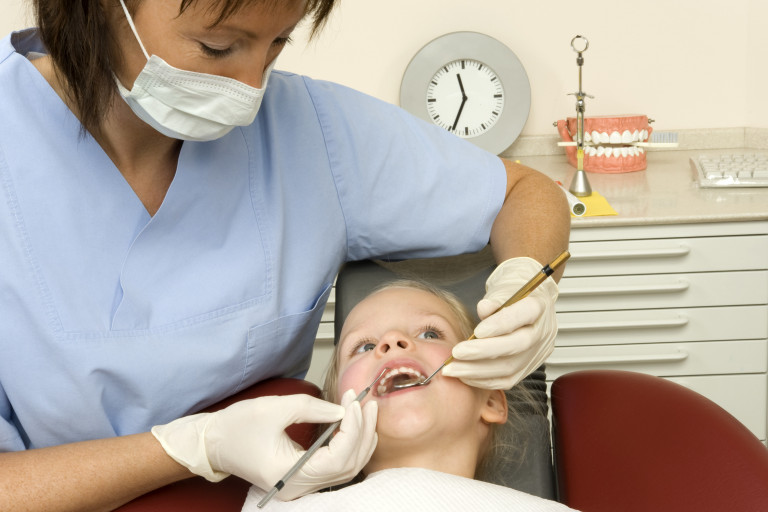 Afgerandi meirihluti landsmanna vill að starfsemi tannlækna sem sinna börnum sé fyrst og fremst á re…