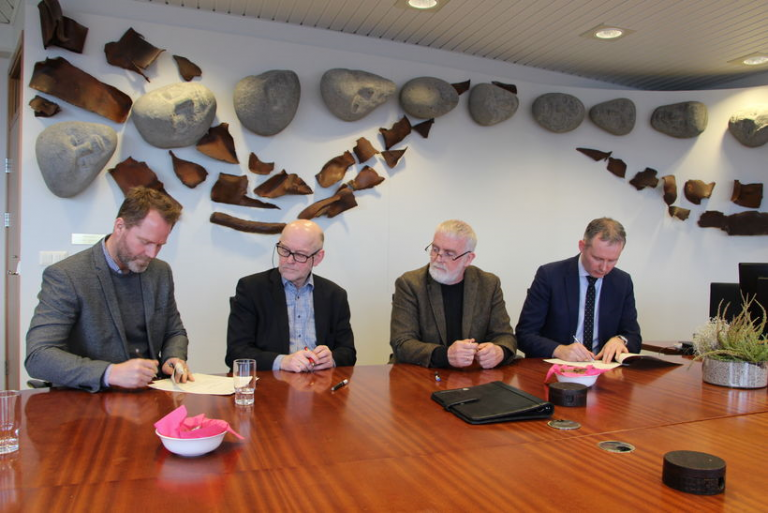 Þeir sem rituðu undir viljayfirlýsinguna voru (frá vinstri) Björn Traustason framkvæmdastjóri Bjargs…