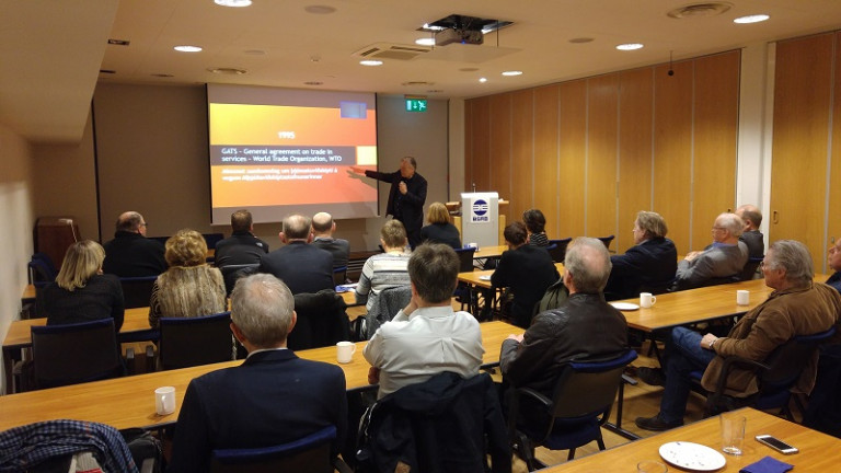 Val á milli fjármagns og lýðræðis?