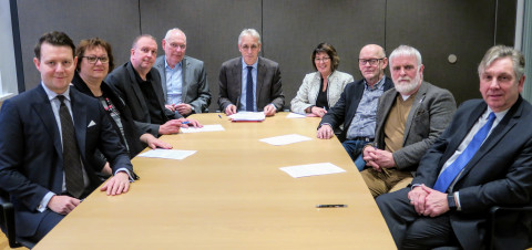 Formaður BSRB og fyrsti varaformaður BSRB undirrituðu samkomulagið ásamt fulltrúum ASÍ, Reykjavíkurb…