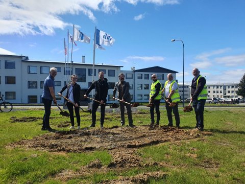 Vel viðraði til framkvæmda þegar fyrsta skóflustungan að 64 íbúðum við Hraunbæ var tekin.
