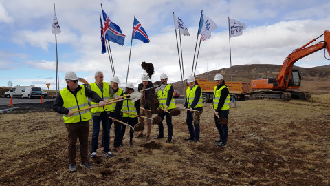 Það var vaskur hópur sem tók fyrstu skóflustungurnar að nýjum íbúðakjarna Bjargs íbúðafélags við Urð…