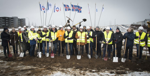 Teknar hafa verið fyrstu skóflustungur að íbúðakjörnum Bjargs íbúðafélags á tveimur lóðum í Reykjaví…