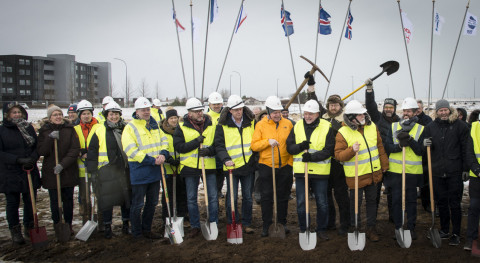 Breiðfylking úr verkalýðshreyfingunni tók fyrstu skóflustunguna að íbúðakjarna Bjargs á Móavegi í Gr…