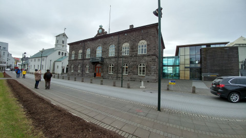 Alþingi skipar þrjá af fimm aðalmönnum í kjararáði. Forsætisráðherra skipar þann fjórða, en sá fimmt…