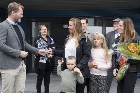 Katrín Einarsdóttir tók við lyklinum að fyrstu íbúð Bjargs sem fer í útleigu við hátíðlega athöfn í …