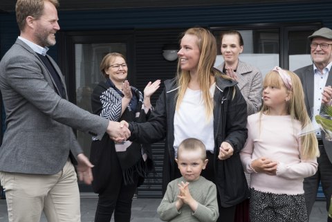 Fjölskylda Katrínar Einarsdóttur, fyrsta leigjanda Bjargs, var ekki lengi ein því um 100 fjölskyldur…