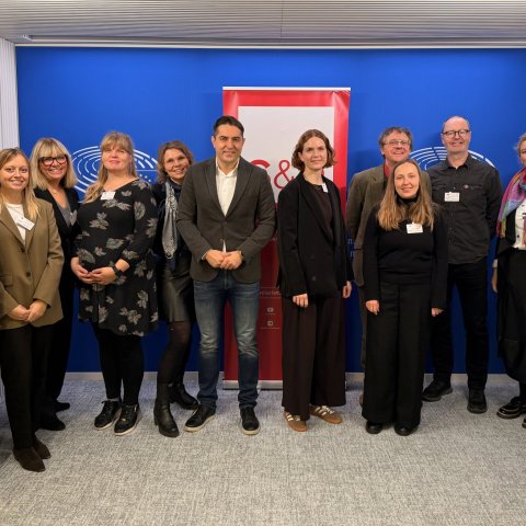 Sendinefndin ásamt þremur starfsmönnum Evrópuskrifstofu Friedrich Ebert Stiftung