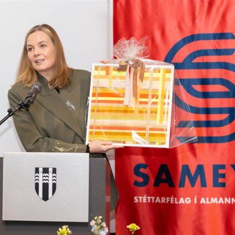 Sonja Ýr Þorbergsdóttir færir Sameyki gjöf á tímamótunum. Ljósmynd/Sameyki/BIG
