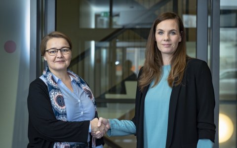 Sonja Ýr Þorbergsdóttir, formaður BSRB, og Drífa Snædal, forseti ASÍ, handsöluðu samkomulag um ranns…