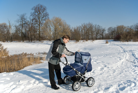 Frá því hámarksgreiðslur til foreldra í fæðingarorlofi hófu að skerðast árið 2009 hefur feðrum sem t…